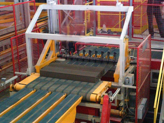 শ্রম বাঁচানোর জন্য ৫২০ মিমি সর্বোচ্চ কাটিং প্রস্থ এবং ৬-৮ বার/মিনিট কাটিং চক্র সহ হাইড্রোলিক কাদামাটির ইট কাটার মেশিন