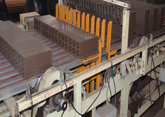 QTQD-1 মডেল কাদামাটির ইট কাটার মেশিন, দৈর্ঘ্য 1254 মিমি এবং সর্বোচ্চ কাটিং উচ্চতা 300 মিমি, যা সুনির্দিষ্টভাবে ইটের দেয়াল কাটার জন্য ব্যবহৃত হয়